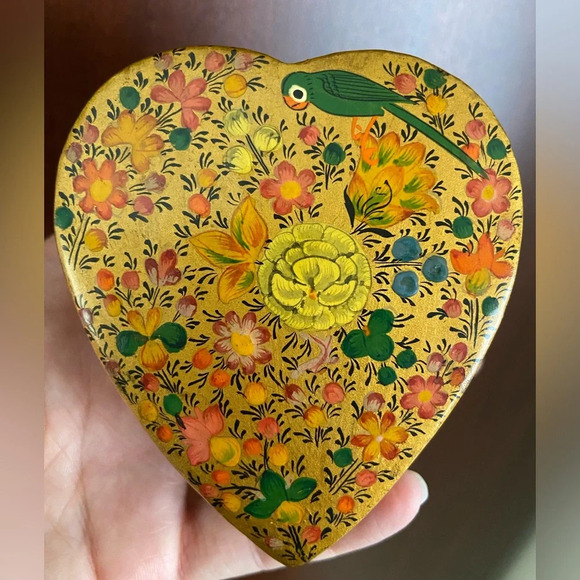 Vintage Hand Painted Lacquered Heart Shaped Wooden Trinket Box Kashmir India - Picture 1 of 11